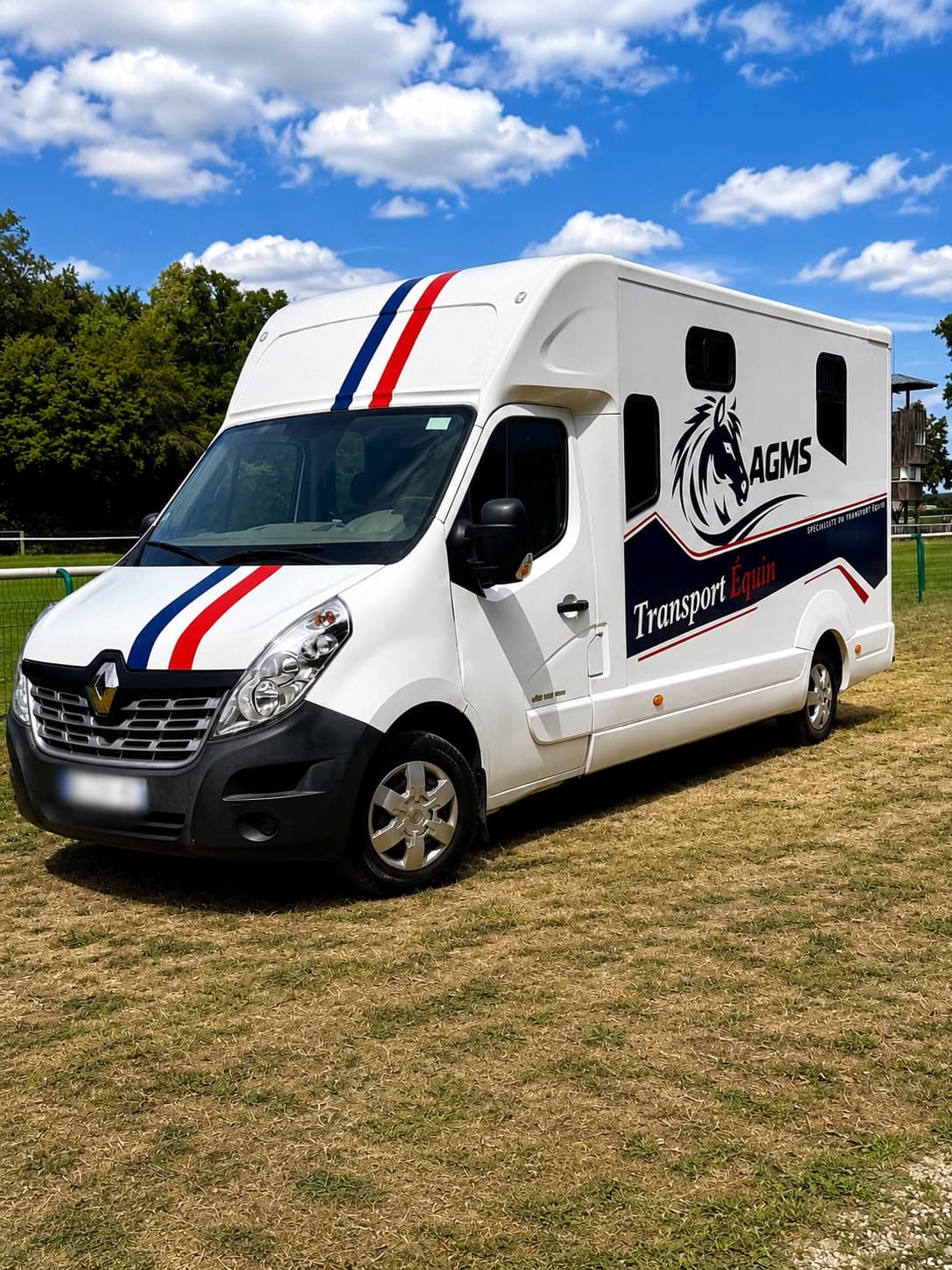 Camion de transport équin AGMS garé sur un hippodrome